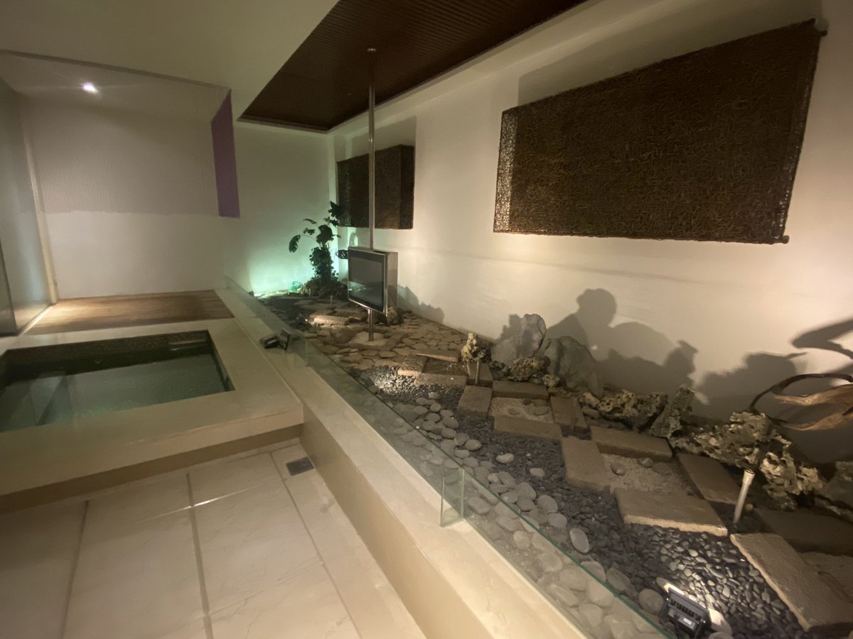 一間浴缸感覺會刮破皮的裝潢⋯⋯ https://t.co/4yrAlm8cfV
