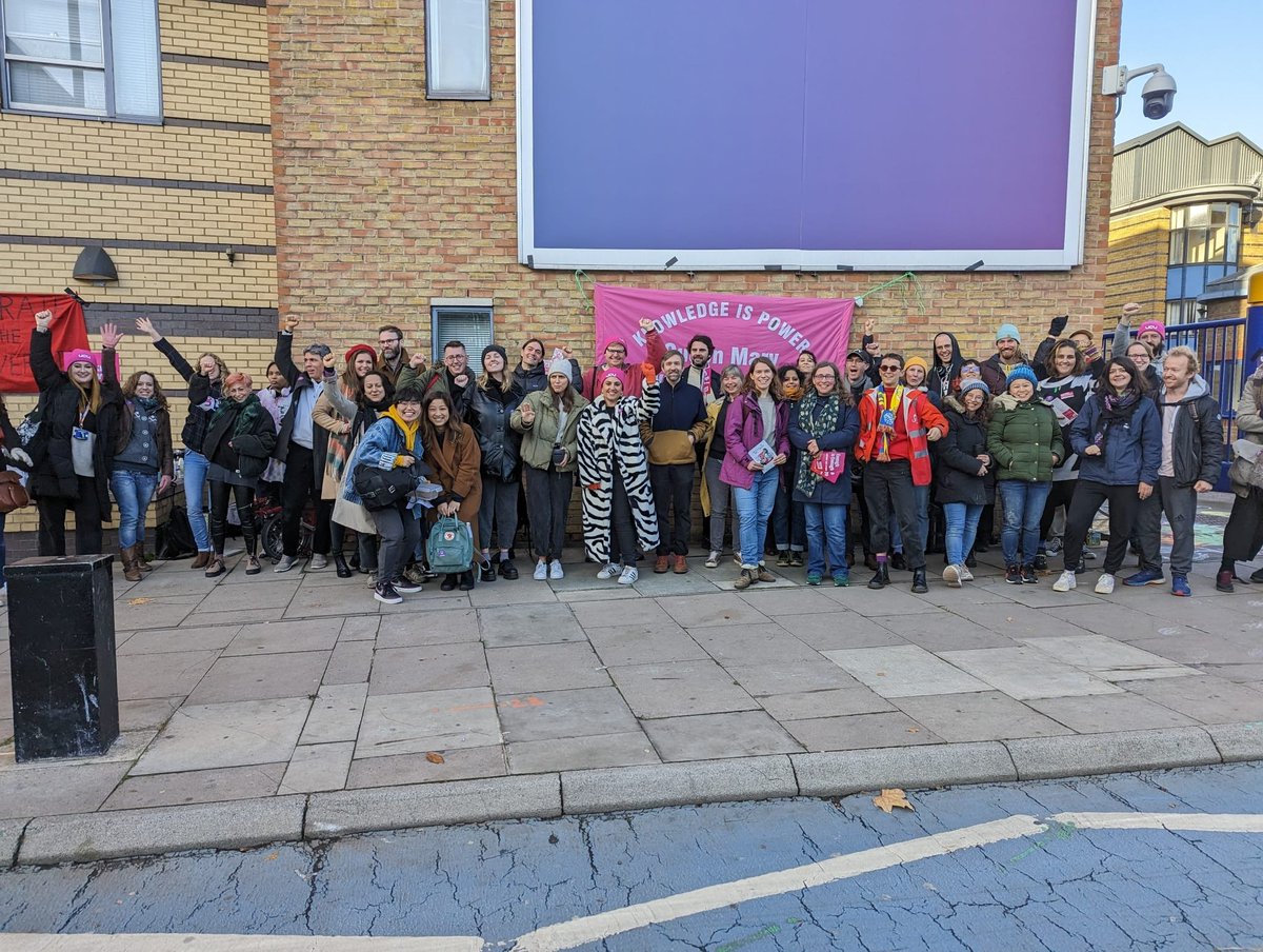 qm_ucu's tweet photo. Our pickets have been BUZZING! This was even just at the end. It's almost as if that staff survey that showed that very few members of staff were ok with how the university was run is a clear reflection of the feeling?
#ucuRISING https://t.co/6z8fJLhQxu