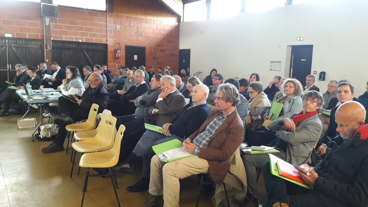 chambagri33's tweet photo. Session de la Chambre d'Agriculture au Temple. Au coeur des échanges : la situation des filières agricoles, un retour sur les faits marquants de l'année et des tables rondes consacrées à la diversification, à l'agrivoltaïsme et aux incendies. 
#agriculture #viticulture #gironde https://t.co/qt3GfWfpsX