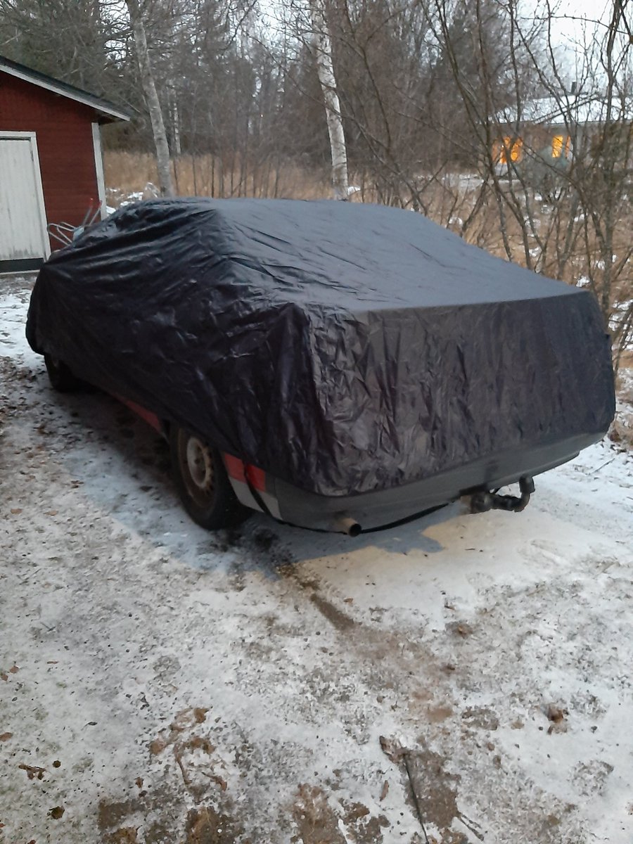 Honcho_FIN's tweet photo. Laitoin vaimon Saab 9000:lle burkhan. Nyt se on suojassa muiden autojen epäsiveellisiltä, himokkailta ja moraalittolilta katseilta. https://t.co/MXS6X8jSpk