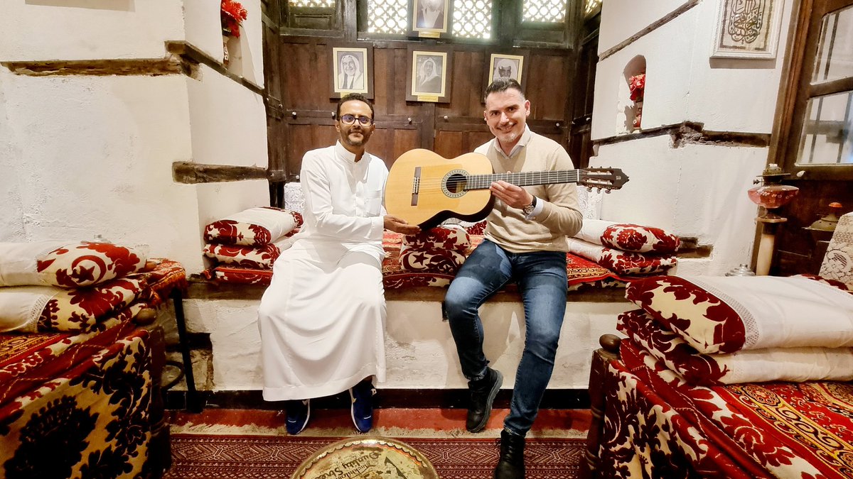 Desde la antigua ciudad de Jeddah 🇸🇦 hago entrega de la guitarra número 3000 del "Modelo Piñana 5F" de <a href="/AlhambraG_Spain/">Alhambra Guitarras</a> en Arabia.

Seguimos en top de ventas en el Reino de Arabia Saudí.