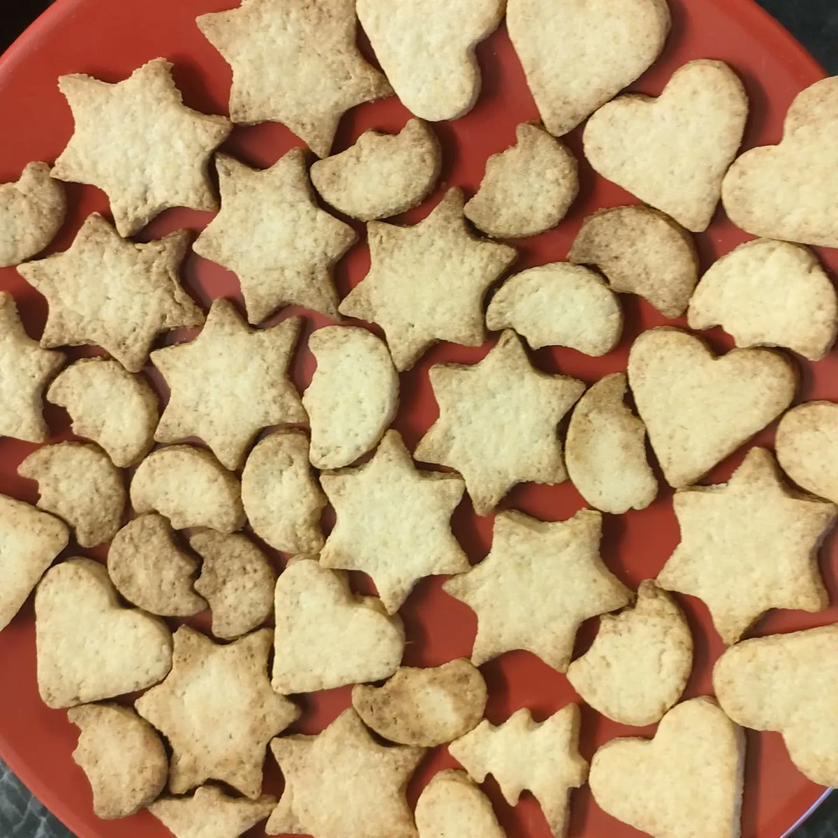 AlexiaDrael's tweet photo. #Plätzchen #Backzeit 🥰
Teig ist ausgestochen und gebacken, jetzt kühlts noch ein wenig ab und danach gehts ans dekorieren. 
Bisherige Arbeitszeit: 2,5h 😳 aber so ist das jedes Jahr. https://t.co/pDFWAXTgFq
