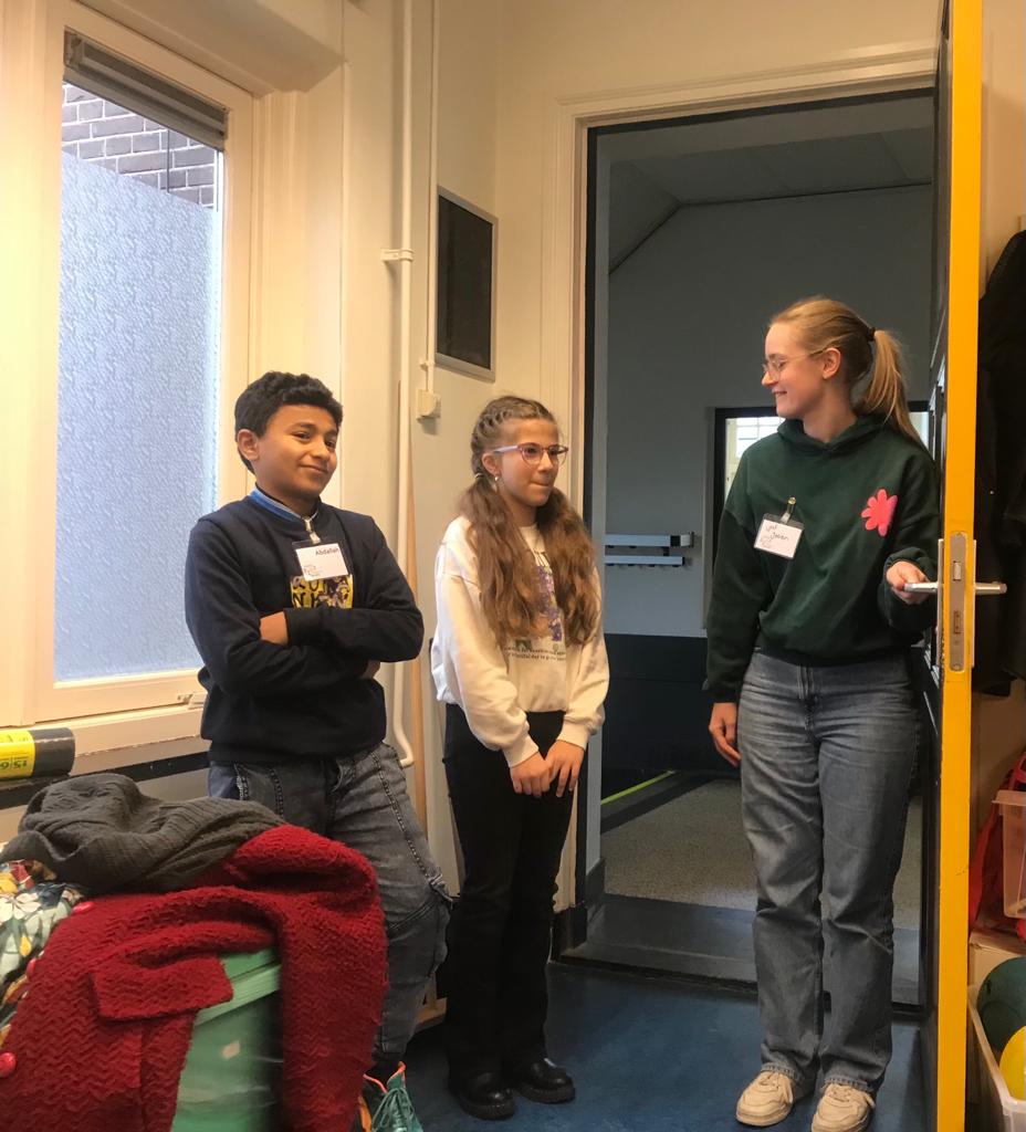 Zondag waren deze twee leerlingen namens de klas gastvrouw en gastheer: ze verwelkomden de gastdocent bij het begin van de lesdag en bedankten haar aan het einde van de les. Best spannend om iemand die je niet kent aan te spreken en te begeleiden tijdens de lesdag…
