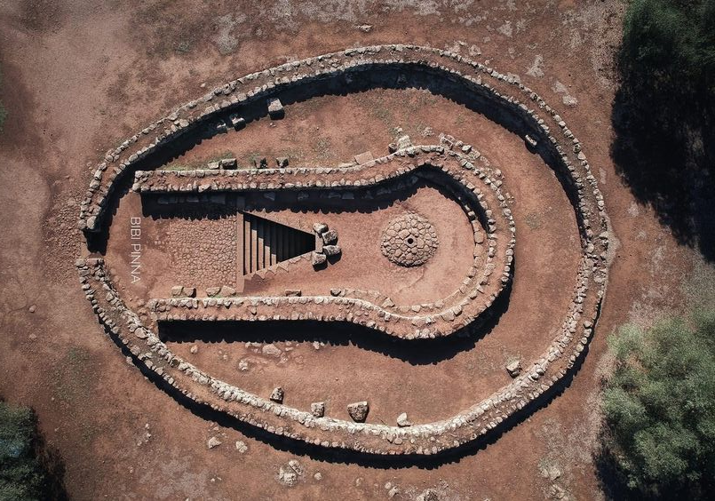 GuerraenlaUni's tweet photo. Hay cosas prehistóricas que podrían haber construido los extraterrestres, pero como no son muy famosas nadie se inventa películas sobre ellas. Pozo sagrado de Santa Cristina (Cerdeña), Edad del Bronce, hacia 1000 a.C. https://t.co/G9WWraNEKZ