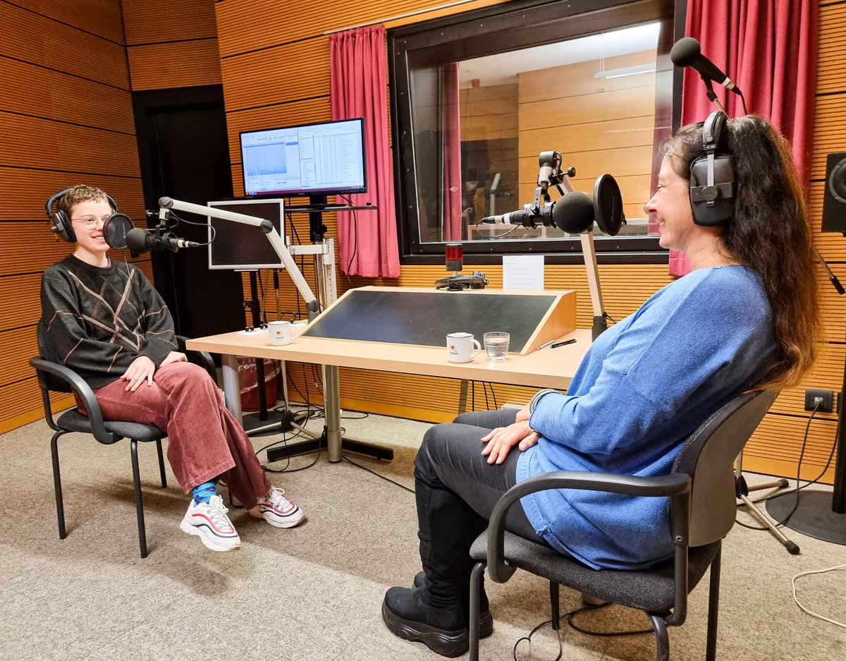 750.000 Menschen weltweit sprechen #Walisisch, eine davon ist Sabine Asmus. Sie lehrt im Studiengang Europäische #Minderheitensprachen (<a href="/philologische/">Philologische Fakultät - Universität Leipzig</a>) #UniLeipzig. Neue Podcastfolge von "Auf einen Kaffee mit...": uni-leipzig.de/podcast + Spotify, Apple Podcasts, YouTube, Deezer