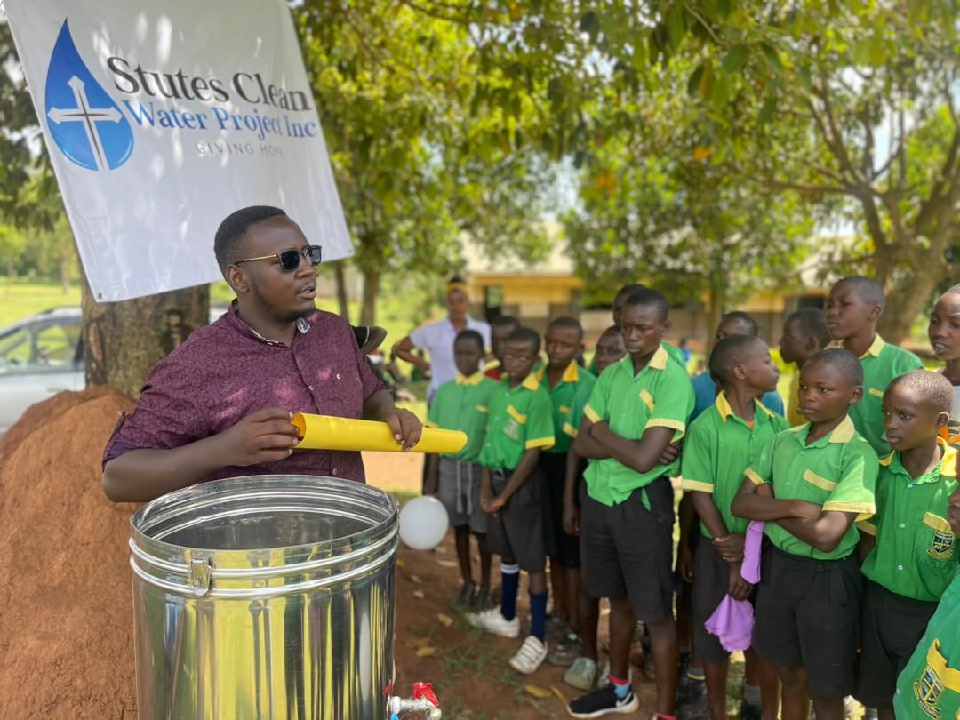 DwonaInitiative's tweet photo. Our partners from #StutesCleanWater donated a water purifier to the school to ensure that they have constant access to safe and clean water for drinking.
#LetArtBeMyVoice #16DaysUg https://t.co/el6KDLEqEn