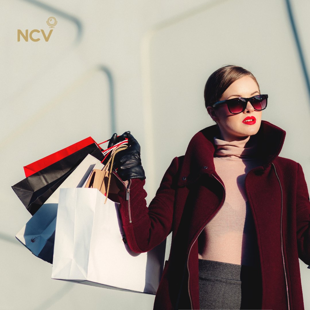 Voor veel cosmeticaproducten zijn er nu mooie aanbiedingen. Verwen jezelf of een of een ander vandaag met een lekkere geur, bodylotion, mascara. Of schaf alvast een aantal mooie geschenkdozen aan voor de feestdagen!