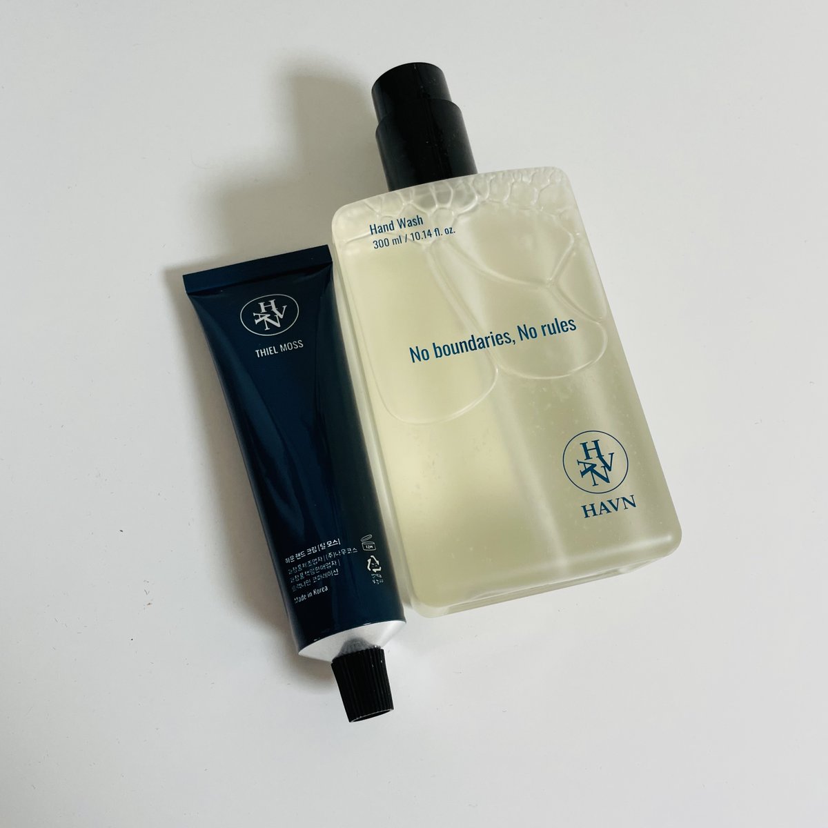 burn_to_zero's tweet photo. [하운] 틸모스 핸드크림 &amp; 워시 (각 50/300ml, 세트 40,800원) 

여름에 업체에서 선물받았는데 게재 의무 없어서 받아만 뒀다가 최근 다 썼다 근데 이게 선물이라서가 아니고 진짜 향이 너무 좋다 나 이 트윗 쓰려고 내돈으로 또샀다ㅋㅋ 풀내음이 풍부하게 레이어링된 시트러스다 쓸때마다 너무 좋다 https://t.co/XLmQOn9iQe