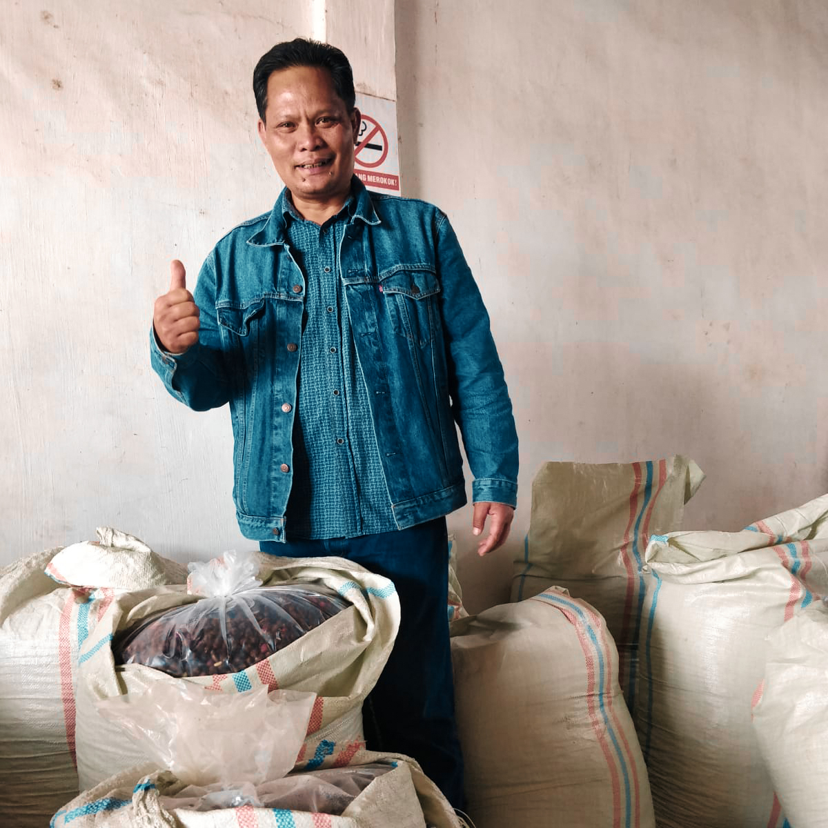 Asman Arianto is one of the many producers we are very proud to keep working with 🙌 This fully washed lot is juicy and silky with delicate notes of green tea 🍵 and it just landed in New York: bit.ly/3GEpfE5 
#specialtycoffee #greencoffee #indonesiacoffee
