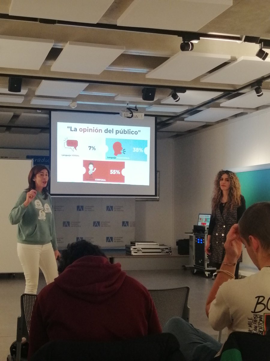 Una semana del curso de formación en Fundamentos del debate y oratoria, hoy la última sesión con <a href="/Sara_Sua/">Sara Sua</a> y <a href="/BobedaMonica/">Mónica Bóbeda</a>. Los alumnos de <a href="/uneatlantico/">UNEATLANTICO</a> intentando de resolver varios retos para perder el miedo escénico y centrarse más en el discurso. #ligadedebate