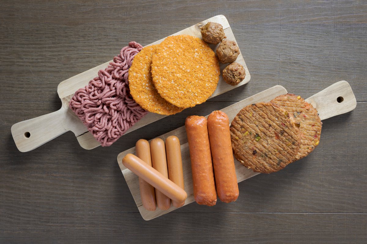 MBGovAg's tweet photo. In 2021, processed food and beverage exports totalled $3.82 billion, up 15.7 per cent from 2020. That's 61 per cent of the total food and beverage manufacturing sales! Learn more about Manitoba's food and beverage processors at https://t.co/3ZxqWGmeHx. #MBProteinAdvantage https://t.co/kr9TrhAVnF