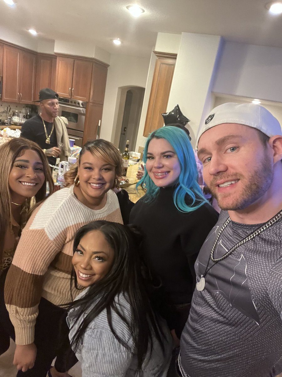 misz_thickness's tweet photo. Enjoyed myself at Friendsgiving for @_EbonyMystique1 Birthday 😍😜@nynylew @ScarlettFoxPlay @thecalicaliente @samshockx @RealAddicktive https://t.co/KFwse6O2hb