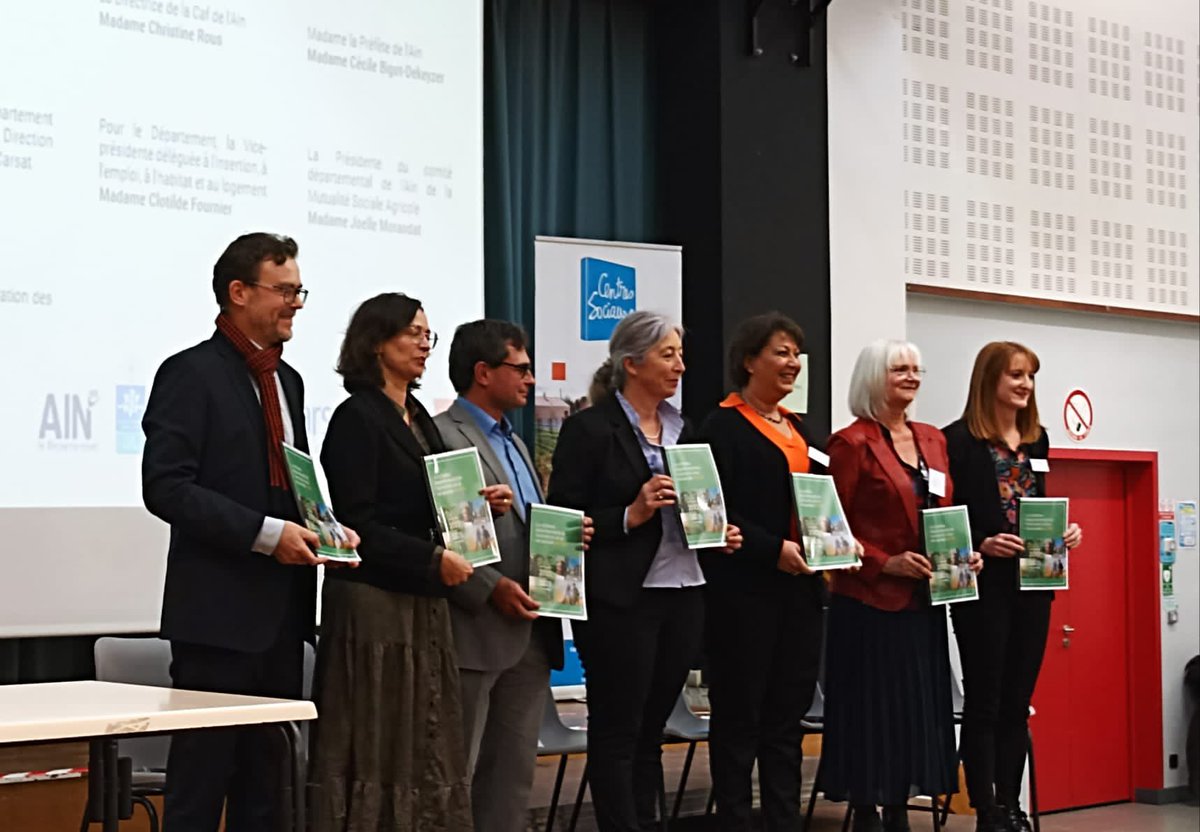 LucileBilland's tweet photo. #EnDirect ✒️ Signature du schéma d’animation de la vie sociale par la @cafain @Departement_AIN @centresociaux @CentresSocRA @Msa_AinRhone @Prefet01 La @Carsat_RA est signataire pour accompagner les projets à l’attention des seniors #interG #numerique #liensocial #LaSécuEstLà https://t.co/AbvzNdH9qX
