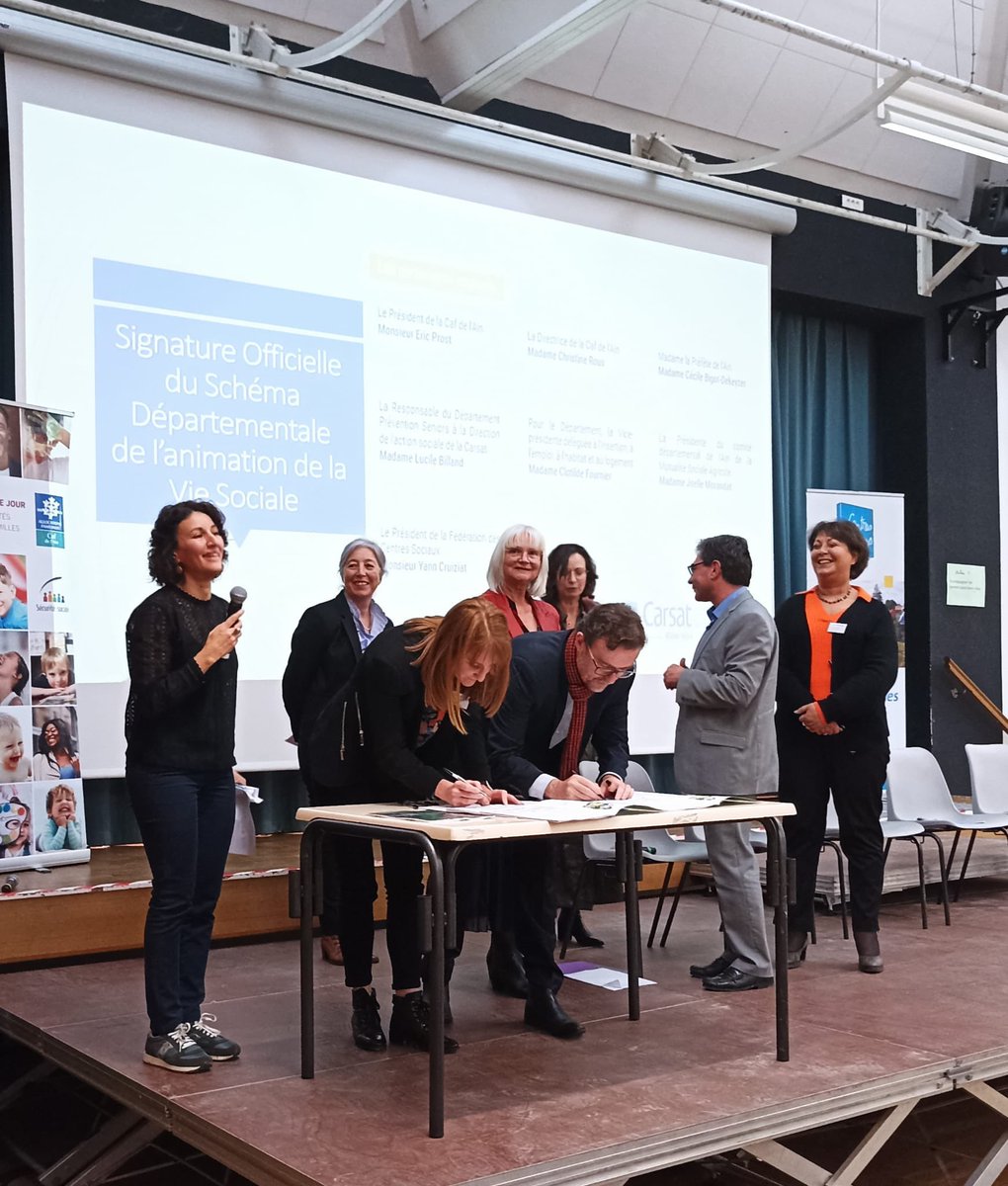 LucileBilland's tweet photo. #EnDirect ✒️ Signature du schéma d’animation de la vie sociale par la @cafain @Departement_AIN @centresociaux @CentresSocRA @Msa_AinRhone @Prefet01 La @Carsat_RA est signataire pour accompagner les projets à l’attention des seniors #interG #numerique #liensocial #LaSécuEstLà https://t.co/AbvzNdH9qX