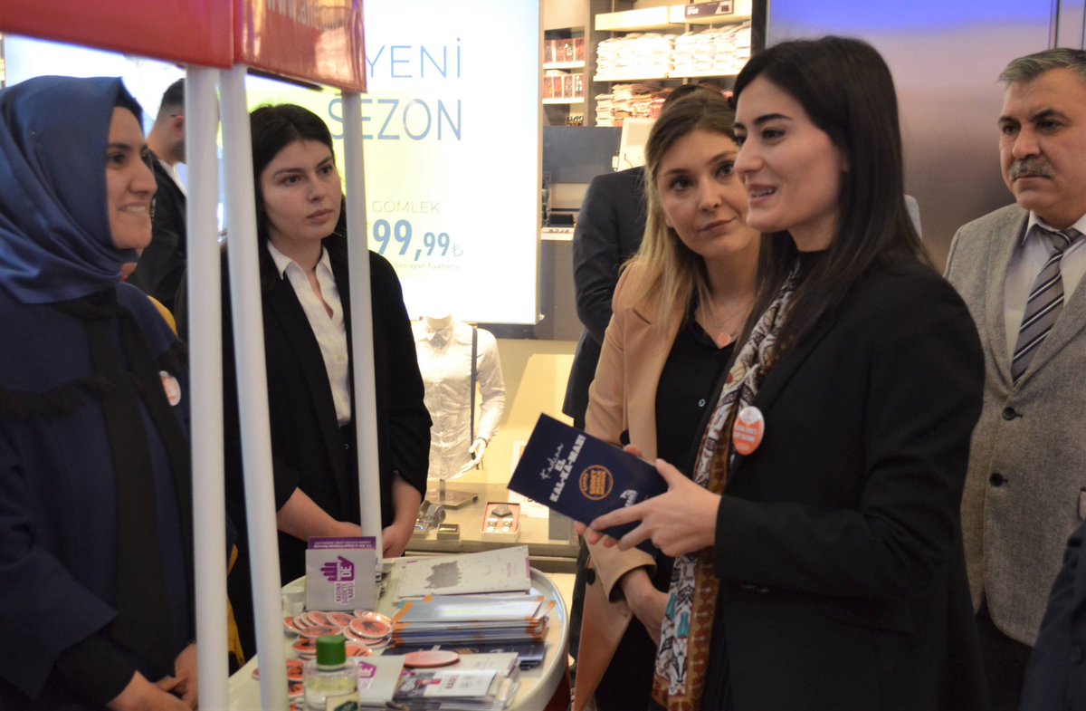 “25 Kasım Kadına Yönelik Şiddete Karşı Uluslararası Mücadele Günü” Etkinlikleri Kapsamında vatandaşlarımızın yoğun kullandığı alışveriş merkezinde stand açılmıştır. Standımıza Sayın Vali Yardımcımız Kübra TEYMUR ziyarette bulunmuştur.
<a href="/tcailesosyal/">T.C. Aile ve Sosyal Hizmetler Bakanlığı</a> <a href="/deryayanikashb/">Derya Yanık</a> #siddetedurde