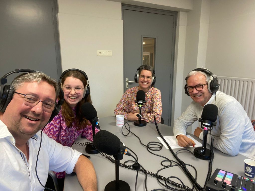 Podcast 4 met Rene Peters (oud-leerling), zijn vrouw Marieke (teamleider) en dochter Mies (leerling 6 gym), een echt TBL-gezin. 
Linkje Spotify
open.spotify.com/episode/33b87B…
Linkje Itunes
podcasts.apple.com/nl/podcast/pod…
Linkje YouTube
youtu.be/YjAlL9Lts4U