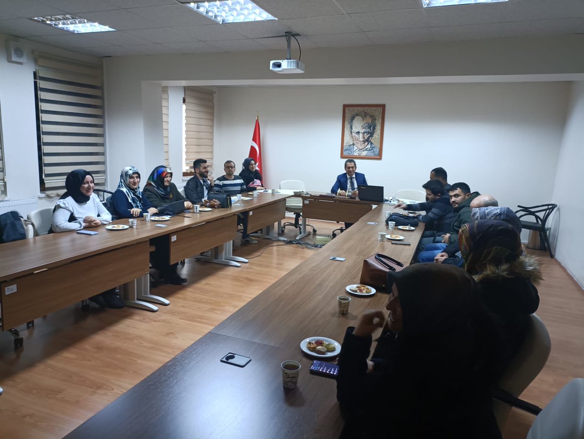 hakancinarmem's tweet photo. Branş öğretmenleri toplantılarının ikincisini Din Kültürü ve Ahlak bilgisi öğretmenlerimizle  ile yaptık. 2023 LGS hedeflerimiz üzerine konuştuk. 
⁦@Erzurum_Mem⁩ 
⁦@skaygusuz⁩ 
⁦⁦@pasinlerkym⁩ 
⁦@PasinlerMEM⁩ 
⁦@Muratergnnn⁩ 
⁦@UgurBNGL⁩ https://t.co/WGnQG3djDT