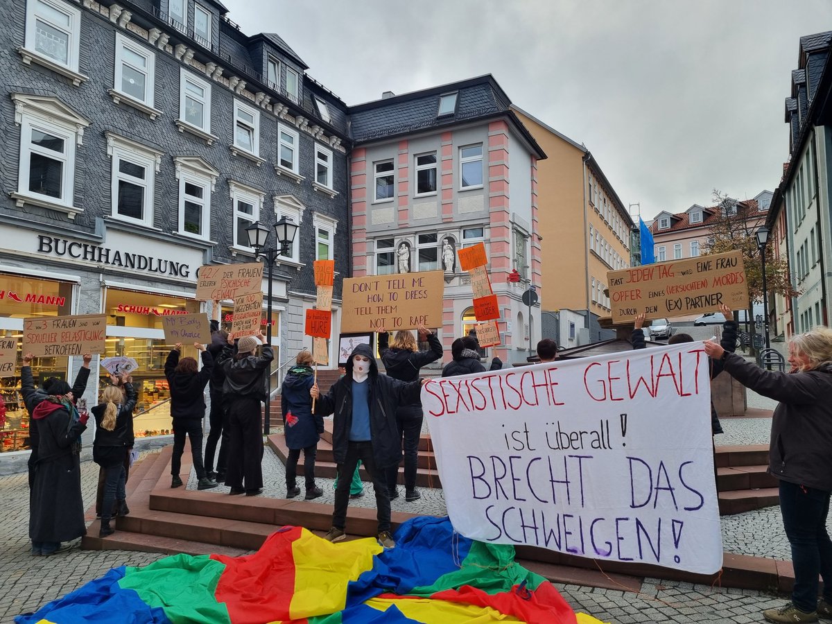 Überall in #Thüringen gehen heute Menschen auf die Straße gegen Gewalt an Frauen auch in #Ilmenau #wirbrechendasscheigen #stopptgewaltgegenFrauen #schweigenbrechen #stopptfemizide