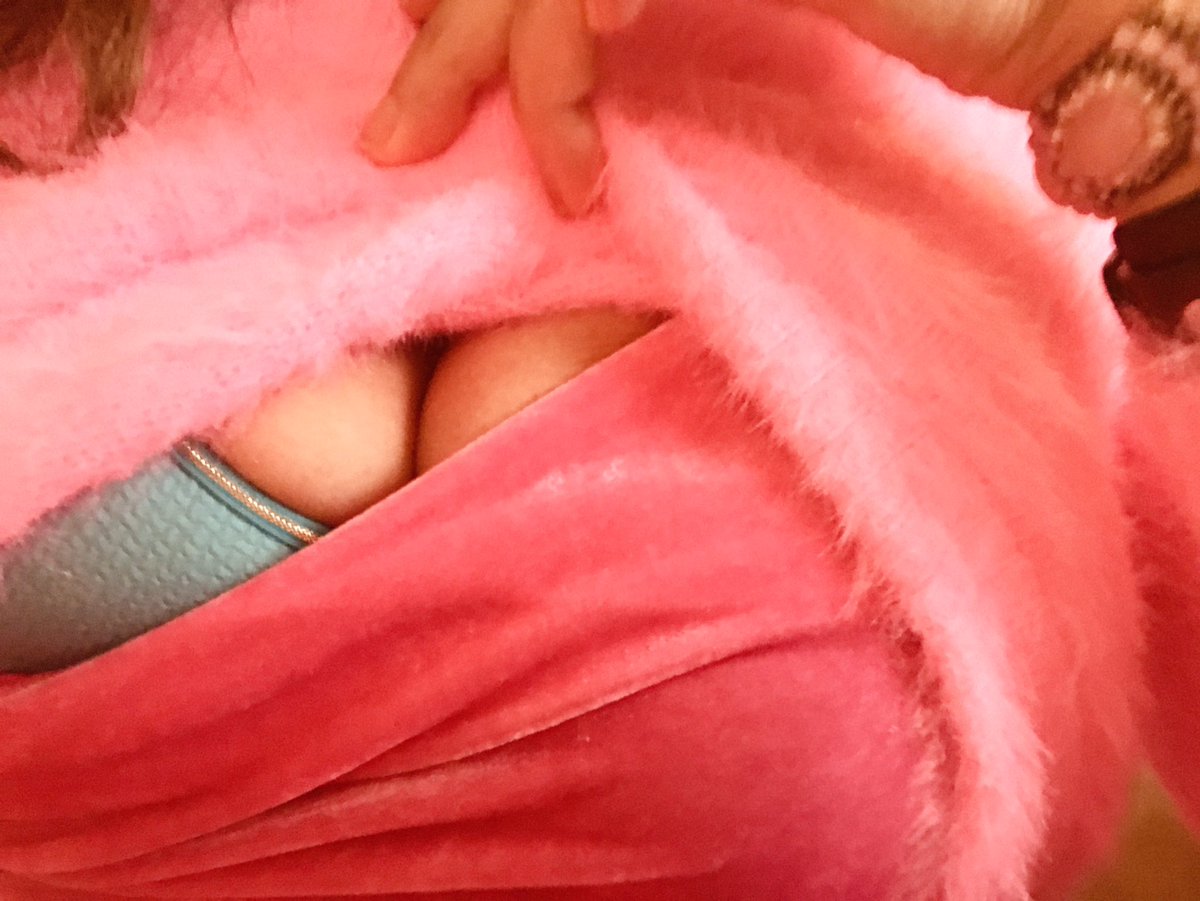 WildeOrchidee2's tweet photo. Oops! #boobworship #goddessworship https://t.co/i8GXrkmexI
