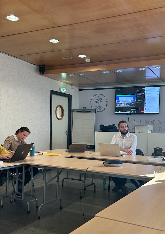 AcadOlympiqueFr's tweet photo. [ 🎓 CENTRE D'ÉTUDES OLYMPIQUES FRANÇAIS ]

C’est maintenant au tour de Simon Gerard @sgerardbe, de l’Université de Coventry @covcampus au Royaume-Uni, de présenter sa recherche : 
"L’hybridité organisationnelle : un choix d’avenir pour les associations sportives ?"
#ANOF #CEOF https://t.co/nHddnwo5OO