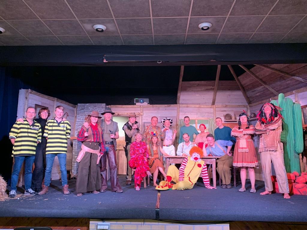 Theatergezelschap Hand in Hand uit Berlare speelt nog dit weekend een zeer geestige versie van mijn stuk “Wortels”. Over een Vlaamse boer die samen met zijn gezin het geluk zoekt in Amerika en belandt tussen cowboys en cactussen.