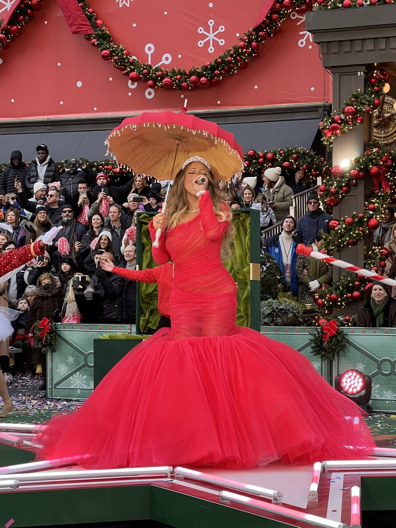Mariah Carey's Fashion on X: Mariah Carey wearing Louis Vuitton