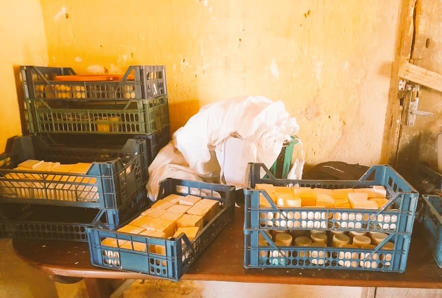 Marlydhalyna's tweet photo. Visite inopinée hier à l'atelier du GIE de SANGOLE. Nous sommes fiers de constater que ces femmes continuent à appliquer les méthodes enseignées et à utiliser les équipements de production de savons que nous leur avons symboliquement offerts.
#ITC#MPTF
@hamadoun_hd https://t.co/5554WIyA94