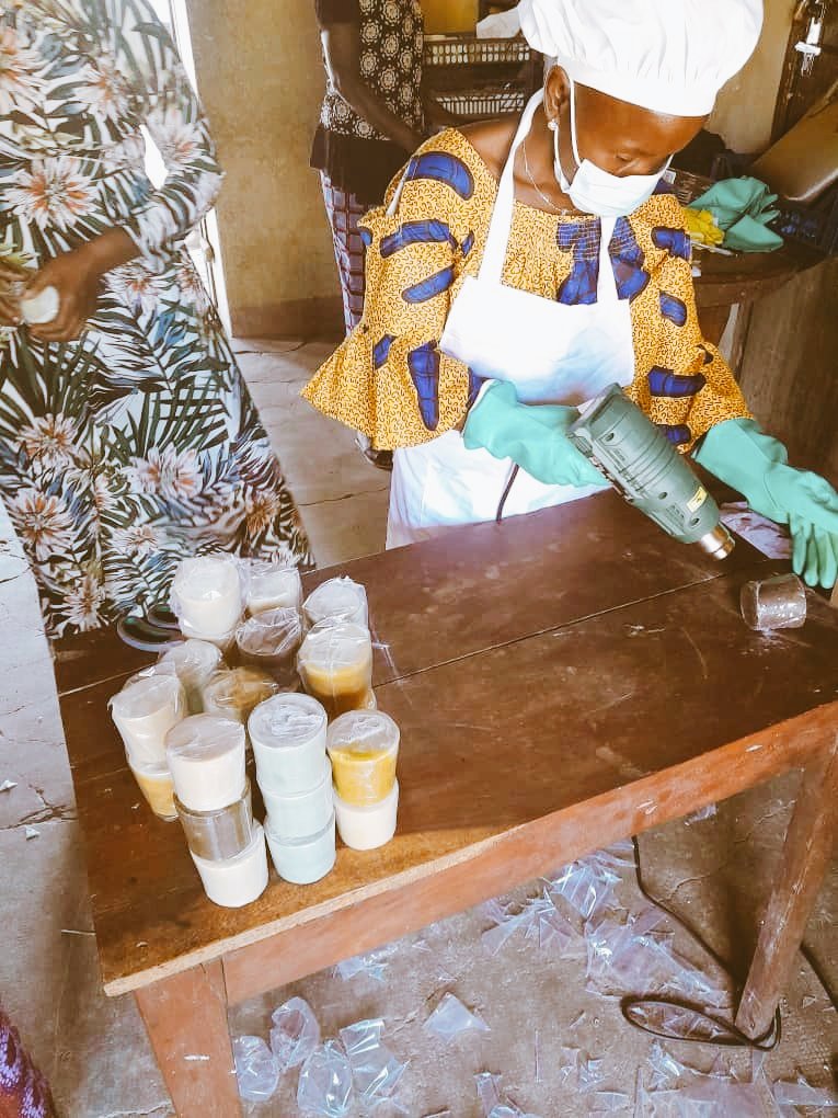 Marlydhalyna's tweet photo. Visite inopinée hier à l'atelier du GIE de SANGOLE. Nous sommes fiers de constater que ces femmes continuent à appliquer les méthodes enseignées et à utiliser les équipements de production de savons que nous leur avons symboliquement offerts.
#ITC#MPTF
@hamadoun_hd https://t.co/5554WIyA94