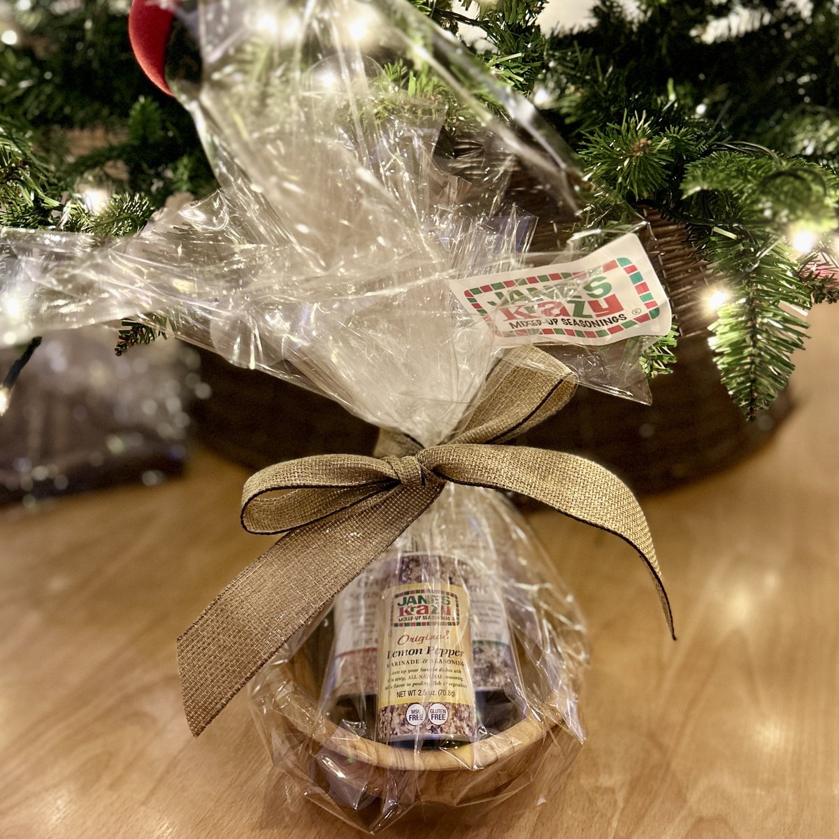 JanesKrazy's tweet photo. If you have holiday shopping on your mind today, Jane's has you covered! Add these to your list of gifts that will make someone smile: A Jane’s guacamole kit with organic salt, garlic &amp; lemon pepper seasonings in a bowl and a charcuterie board with an assortment of Jane's  🎁 https://t.co/P0DBGMOjVW