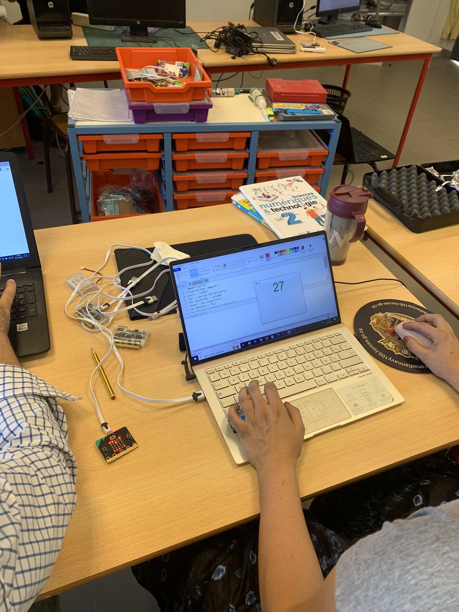TGregorcik's tweet photo. Deuxième journée de mission au lycée Théodore Monod de Nouakchott. Conception d’une séance interdisciplinaire SNT/PC d’une #IHM autour d’une capteur de température sur #microbit et #arduino. @aefe_zao @emiliebonnat @aefeinfo https://t.co/kddzZXYpmf