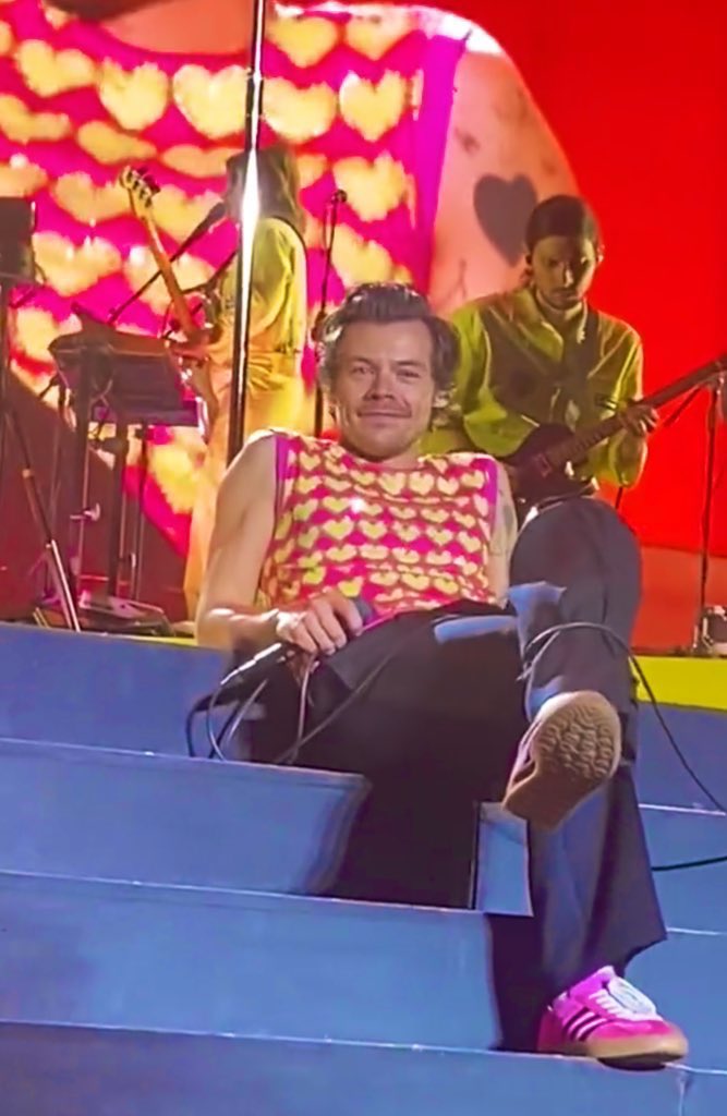 buffalolo_'s tweet photo. them: he’s heartbroken 
harry: https://t.co/NyKtsxbK0V