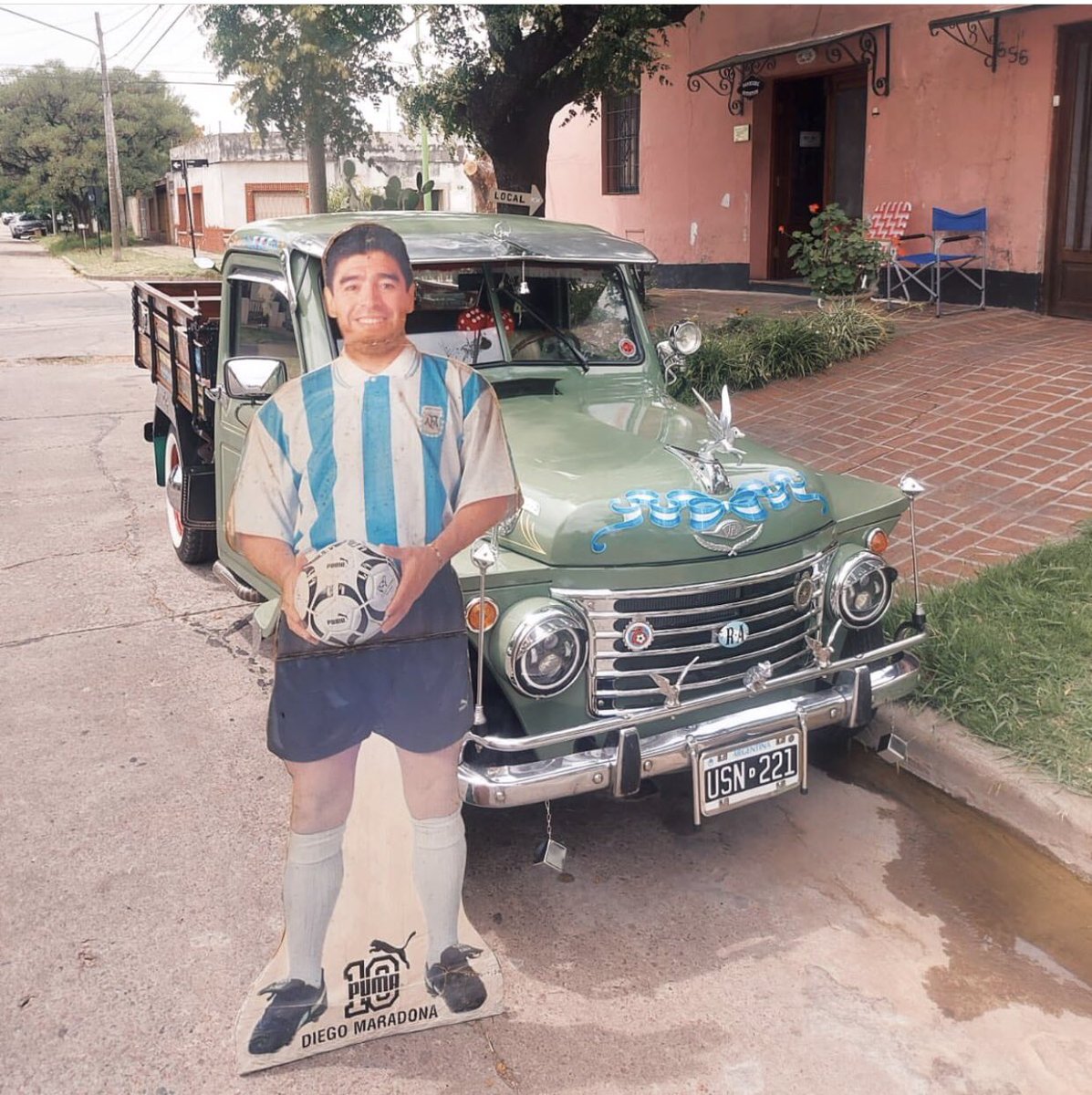 JuanCruzFerna20's tweet photo. Diego el mito que dejaste es más grande que las palabras llenas de odio de los frustrados y resentidos. Fuiste y serás el Capitán de mis días más felices!!! 

Chi ama non dimentica

#DiegoMaradona 
#DiegoEterno 
#Maradoma
#Rastrojero https://t.co/7Ng2ZOrtsq