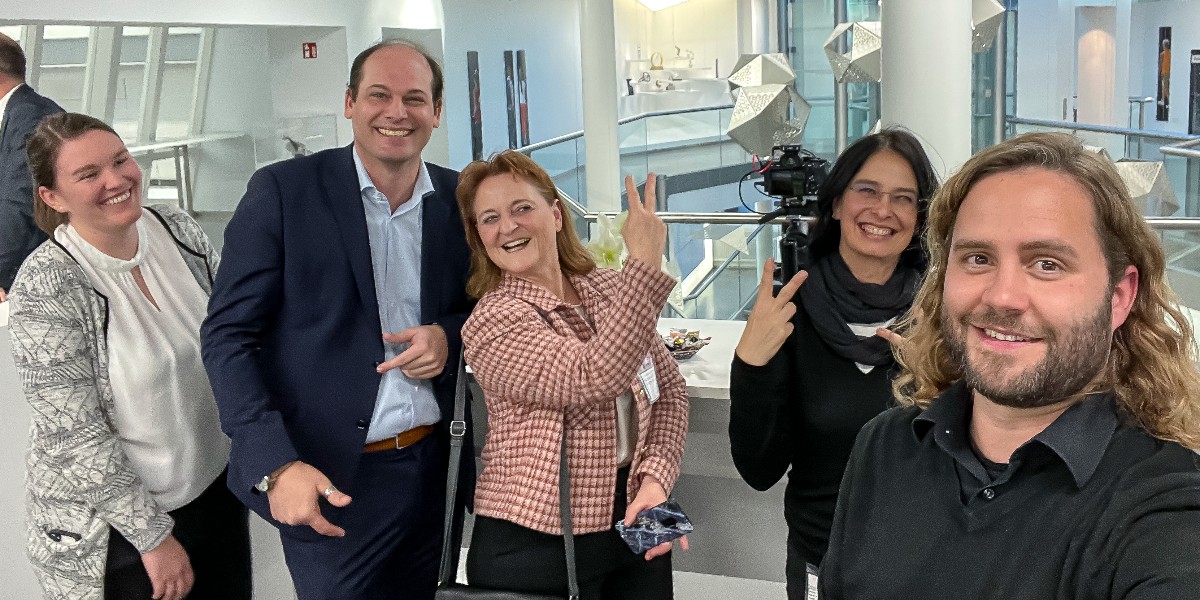agenturkindt's tweet photo. Wir lassen den Jubiläums-Tacho der Schall Messen weiterfliegen! Mit tollen Statements zur @Blechexpo_Messe bei #Trumpf. Wir bedanken uns ganz herzlich bei allen Beteiligten, insb. für die Orga bei Sandra Engler, für diesen gut gelaunten, fokussierten Drehtag. Schönes Wochenende! https://t.co/J6efi9sP6l