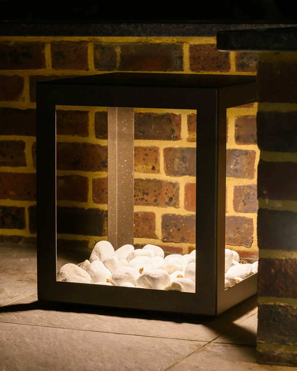 MoonlightDes's tweet image. Good lighting is achieved when various levels of illumination come into play. Adding low level decorative lanterns creates soft ambient lighting that is subtle and romantic, making the space feel cosy and inviting.

Photo by @joanna_kossak 

#outdoorlighting #floorlight