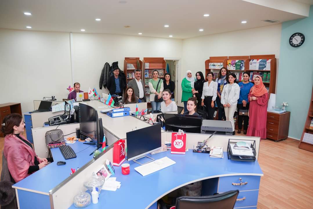 SevinjFadai's tweet photo. @ngoagency'nin maliyyə yardımıyla həyata keçirdiyimiz "Öz işini qur" sahibkarlıq üzrə təlim proqramının təşkili layihəsi çərçivəsində "Hədəf"in rəhbəri Şəmil Sadiq və əməkdaşkları ilə görüşümüz baş tutdu. Şəmil bəy layihəmizin iştirakçılarına karyera hekayəsini danışdı. #PROJECT https://t.co/dYomwZwFaA