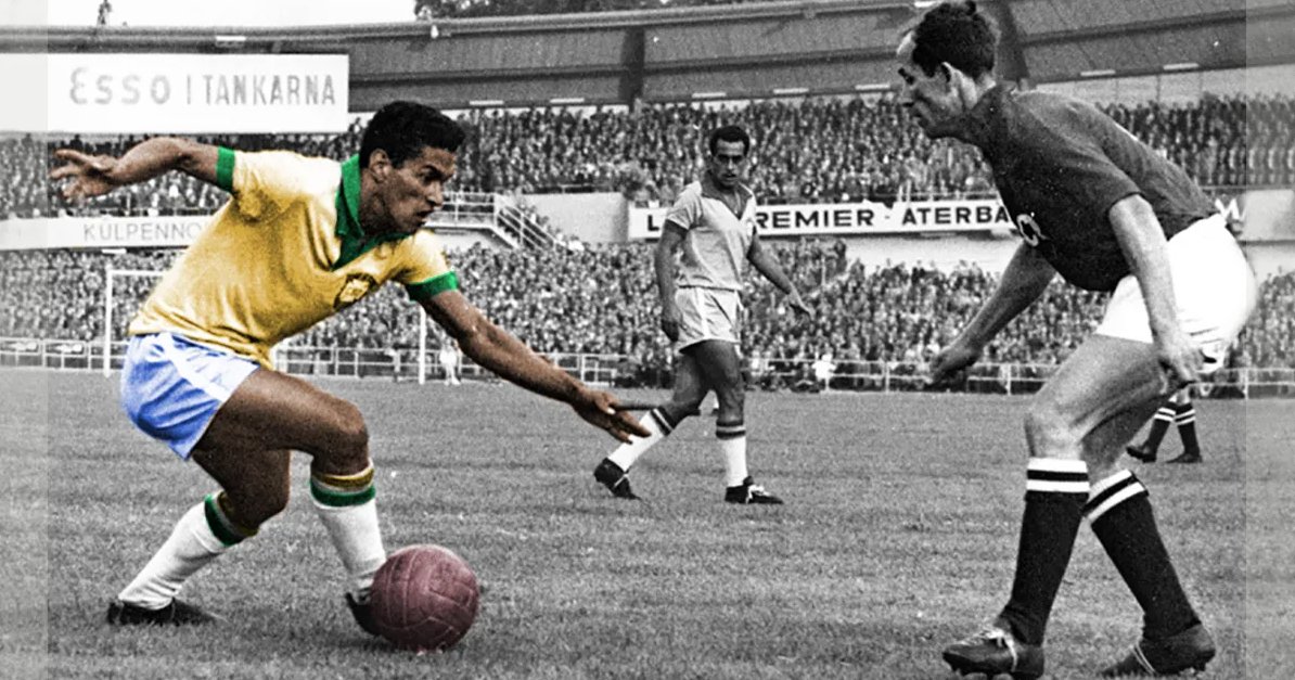 Garrincha partindo para driblar um defensor. 