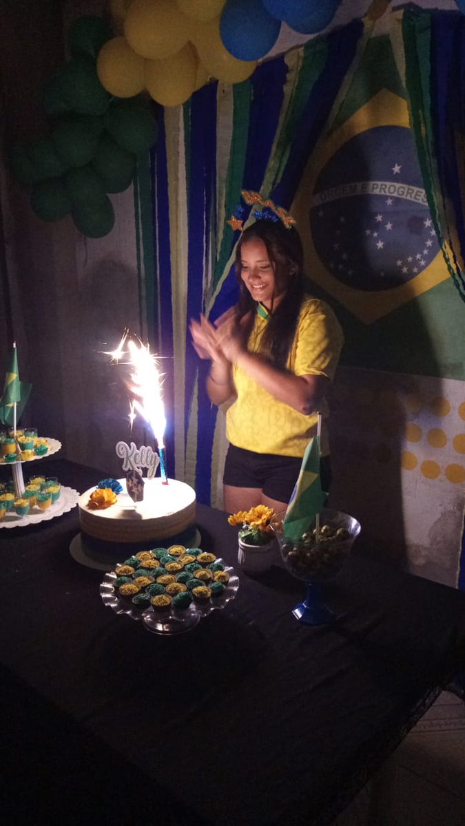 AlcioneAlvess's tweet photo. Niver da Princesa de Mãe em Clima de Copa do Mundo 💚💛🇧🇷🤍💙 Alyne fez 2.3 🎊🥳🎂🎉 https://t.co/jxLYvsQAFa