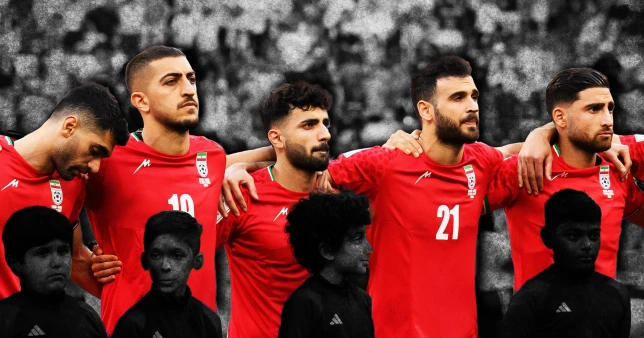 Montagem em preto e branco mostra os jogadores do Irã ombro a ombro no momento do hino antes do jogo com a Inglaterra
