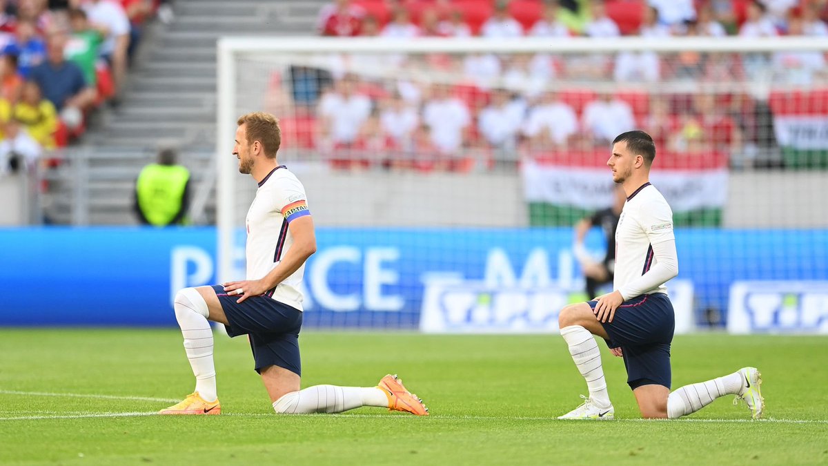 Jogadores ingleses ajoelhados antes de partida pela Euro de 2020, disputada em 2021