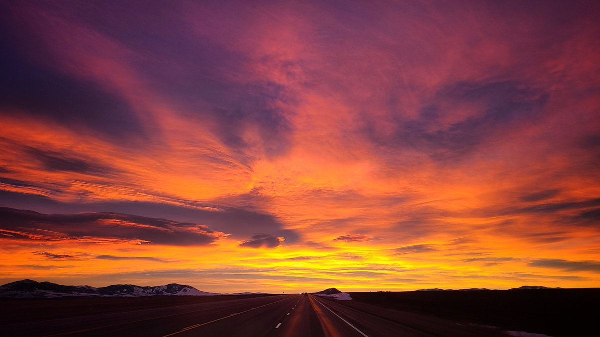 TonyBynum's tweet photo. Jarring sunrise and free gifts for those determined to explore. @Todayinmontana #montana #todayinmontana #blackfriday #sunrise https://t.co/4FHSG4nOL3