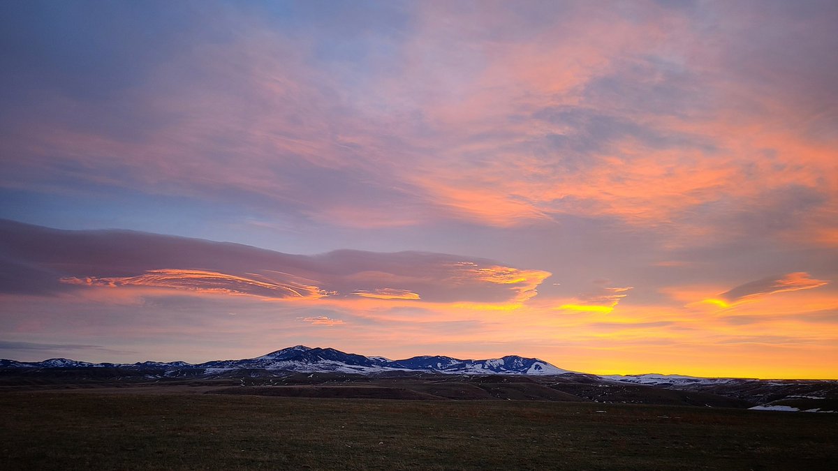 TonyBynum's tweet photo. Jarring sunrise and free gifts for those determined to explore. @Todayinmontana #montana #todayinmontana #blackfriday #sunrise https://t.co/4FHSG4nOL3