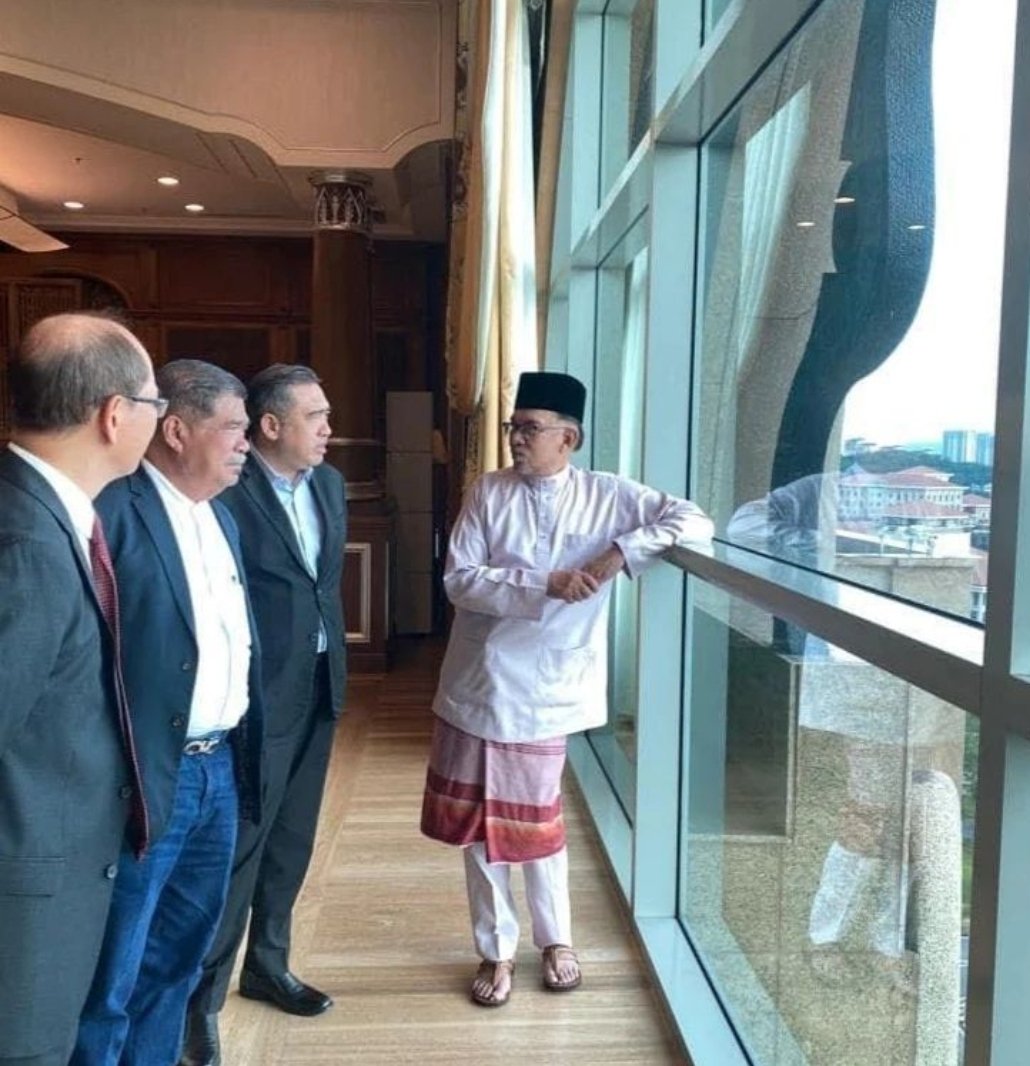 suhadi_bin's tweet photo. Over 24 over years on reformation with sweats and tears.push to the jail for years. At last #AnwarIbrahim had gained a post where he suppose to be. Again congrats #AnwarIbrahimPM10 truly rakyat hero and pls rebuild this country again
#GE15 #PRU15 #AnwarPM10 #anwar https://t.co/wm7mFh41B3