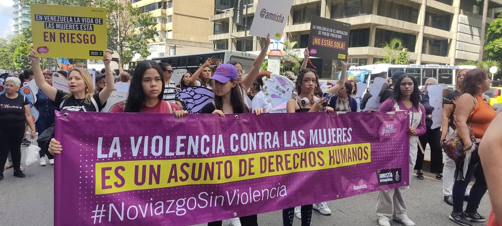 amnistia's tweet photo. Activistas presentes en la movilización por el Día de Eliminación de la Violencia contra la Mujer en #Caracas con sus mariposas en honor a la lucha que iniciaron las Hermanas Mirabal 

No más violencia de ningún tipo contra las mujeres 

#NoviazgoSinViolencia
#LibresYSeguras https://t.co/7aaNsumFOm