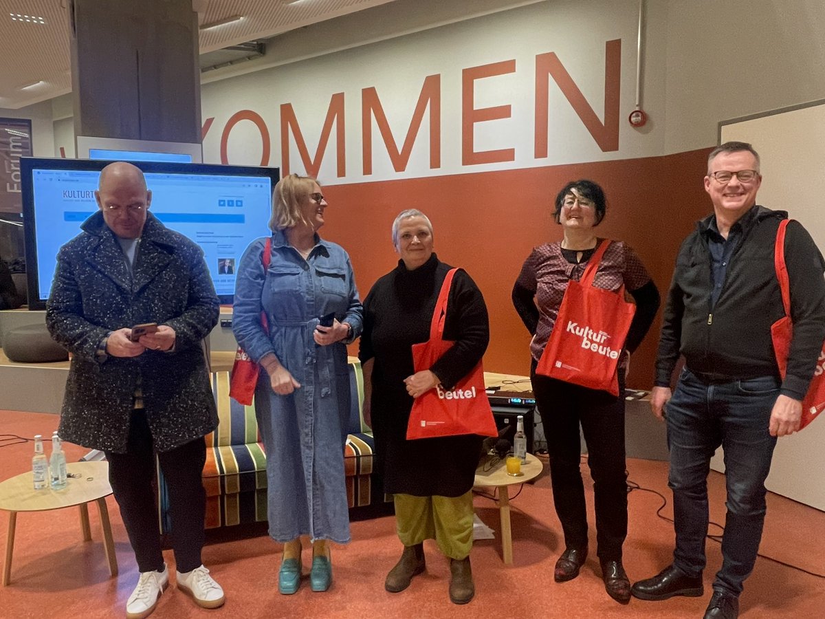 Stadtbüchereien Düsseldorf (@stadtbueduedorf) on Twitter photo Vielen Dank! Das 14. #blogsofa mit <a href="/sinnundverstand/">Ingo Müller</a> <a href="/n8iger/">Roland Nachtigäller</a> <a href="/kulturtussi/">Anke von Heyl</a> <a href="/fluxlux/">Markus Luigs</a> & Maria Jürgensen war wunderbar. Heute auch im Radio-Livestream von <a href="/StreamD_Radio/">StreamD Radio</a>! - Das nächste #blogsofa ist am Freitag, 24. März 2023! Vielen Dank! Das 14. #blogsofa mit <a href="/sinnundverstand/">Ingo Müller</a> <a href="/n8iger/">Roland Nachtigäller</a> <a href="/kulturtussi/">Anke von Heyl</a> <a href="/fluxlux/">Markus Luigs</a> & Maria Jürgensen war wunderbar. Heute auch im Radio-Livestream von <a href="/StreamD_Radio/">StreamD Radio</a>! - Das nächste #blogsofa ist am Freitag, 24. März 2023!
