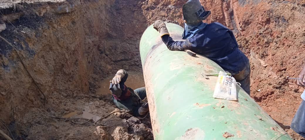 hidroven_ve's tweet photo. El #AcueductoBarlovento avanza en un 60% en los trabajos de sustitución de 108 mtrs de tubería de 36" en la Av. Bicentenaria de Higuerote, acciones que permitirán optimizar el servicio de agua potable a más de 58 mil habitantes del municipio Brión. @RMarcoTorres @harolclemente https://t.co/Y1caXdYJiw