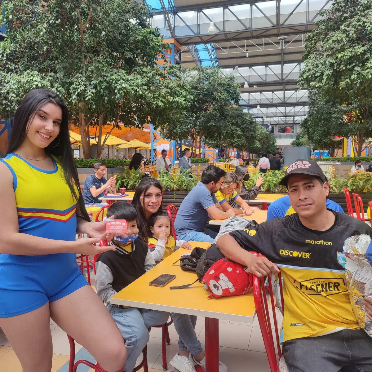 #FanZone en #QuicentroSur así disfrutamos este emocionante partido con nuestros vecinos y visitantes. 
#Ecuador #latri #enner