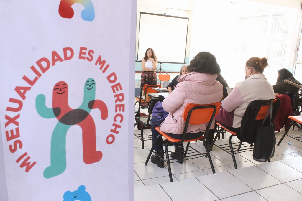 SeMujeresCDMX's tweet photo. 🧡Concluimos un proceso más, en la creación de una consejería especializada en derechos sexuales y reproductivos para las y los estudiantes de la Sec.Diurna 194 Nicolás Copernico,@Alc_Iztapalapa.
Gracias a las y los estudiantes, padres y madres, y personal docente. #FOBAM2022
📚 https://t.co/crovlSw2db