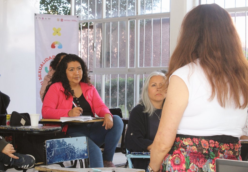SeMujeresCDMX's tweet photo. 🧡Concluimos un proceso más, en la creación de una consejería especializada en derechos sexuales y reproductivos para las y los estudiantes de la Sec.Diurna 194 Nicolás Copernico,@Alc_Iztapalapa.
Gracias a las y los estudiantes, padres y madres, y personal docente. #FOBAM2022
📚 https://t.co/crovlSw2db