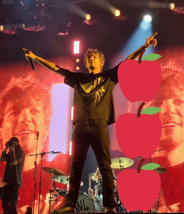 louis is 3 apples tall