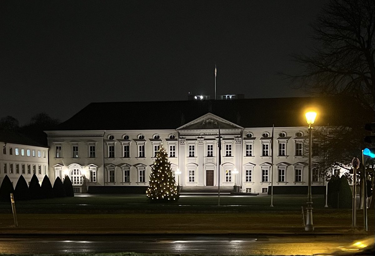 Kloenbank's tweet photo. Baum in Tiergarten. #Adent https://t.co/BSxTi06WlW